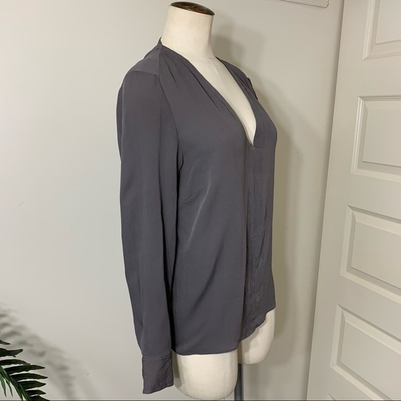 𝅺WILFRED Aritzia Silk Blouse Gray Crepe V Neck Front Back XS Classic Minimalist - Picture 6 of 9